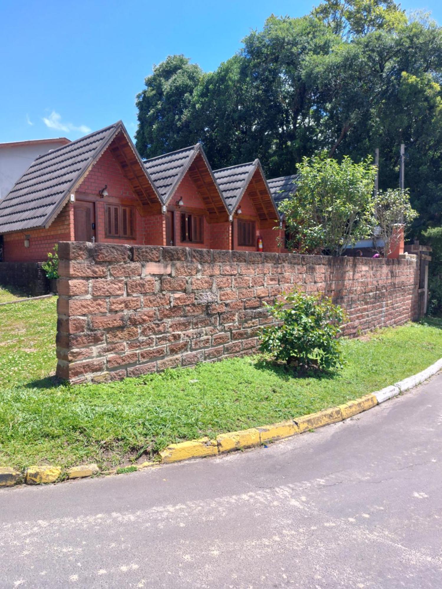 Pequena Pousada Pernottare Estacionamento Frente E Lado Publico Privado Gramado Eksteriør billede